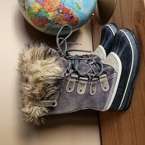 SOREL Joan of Arctic size 8 waterproof winter boots